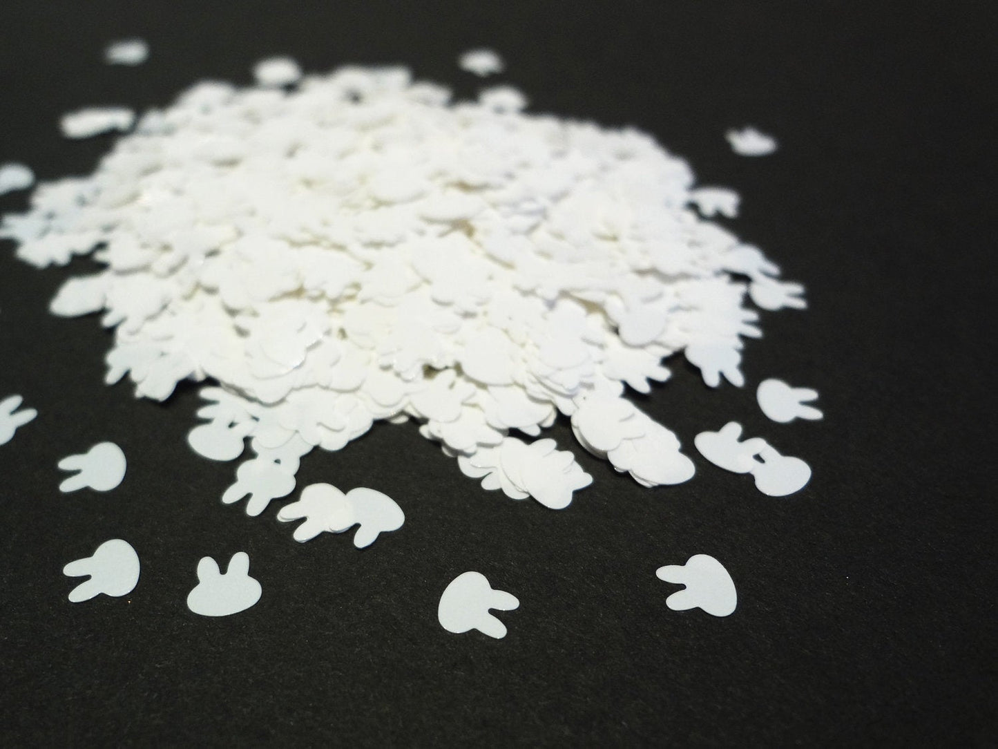 Glossy White Rabbit Shape Glitter, 4mm